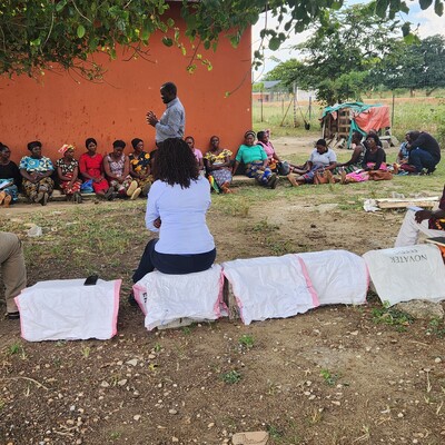 Johns Nyirongo, AIDI-L project advisor training farmers on poultry production at Kambekete Camp, Chongwe District, Lusaka Province on 8 April 2024. 